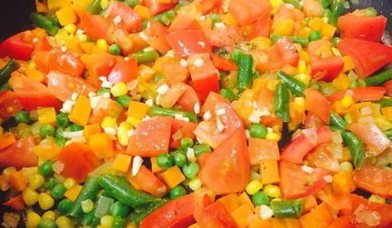 яичница с овощами и капустой кале