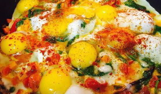 яичница с овощами и капустой кале