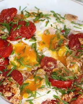 Яичница с помидорами и чесноком