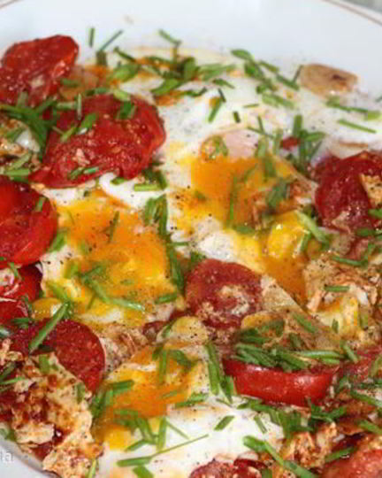 Рецепт яичницы с помидорами и чесноком