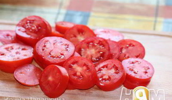 яичница с помидорами и чесноком