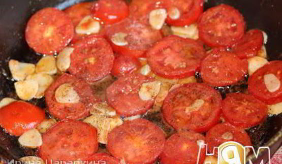 яичница с помидорами и чесноком