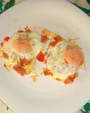 Яичница с помидорами и колбасой