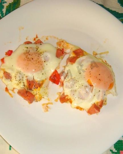 Рецепт яичницы с помидорами и колбасой