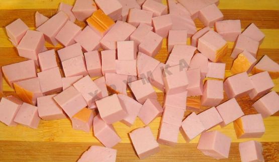 яичница с помидорами и колбасой