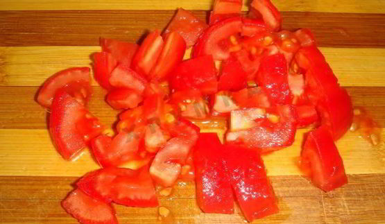 яичница с помидорами и колбасой