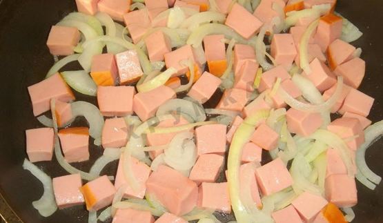 яичница с помидорами и колбасой