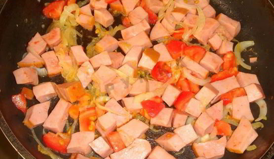 яичница с помидорами и колбасой