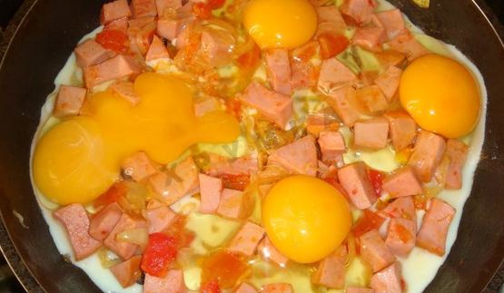 яичница с помидорами и колбасой