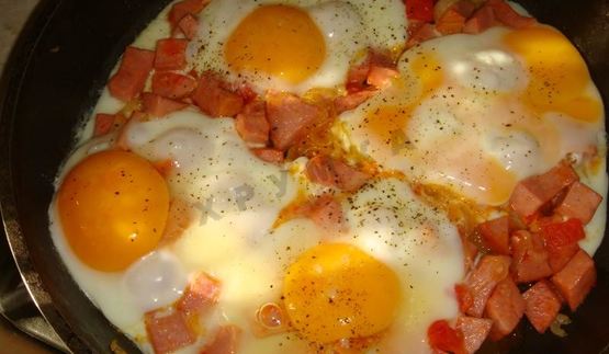 яичница с помидорами и колбасой