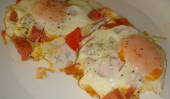 яичница с помидорами и колбасой