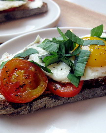 Рецепт яичницы с помидорами и сыром