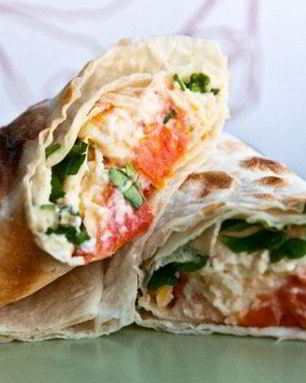 Яичница с помидорами в тонком лаваше