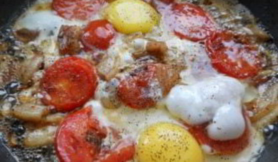 яичница с салом и помидорами