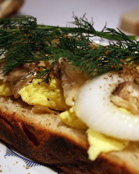 Яичница с селедкой