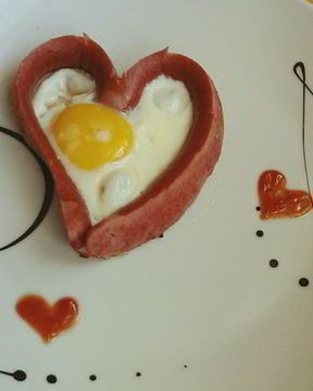 Яичница с сосиской в виде сердца