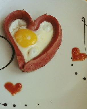Яичница с сосиской в виде сердца