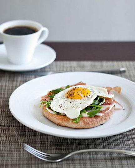 Рецепт яичницы с ветчиной и зеленым горошком в микроволновке