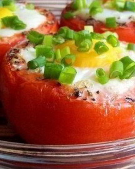 Рецепт яичницы с зеленью в помидорах
