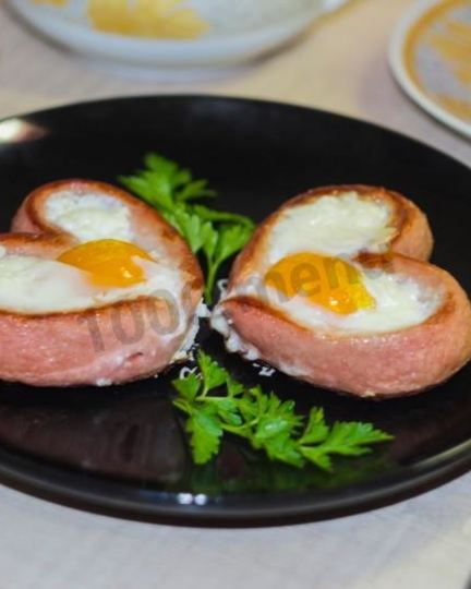 Рецепт яичницы сердечком с сосиской