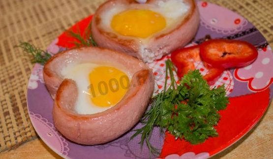 яичница сердечком с сосиской