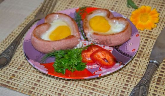 яичница сердечком с сосиской