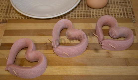 яичница сердечком с сосиской