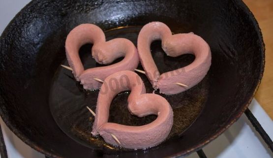 яичница сердечком с сосиской