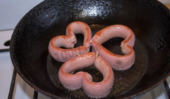 яичница сердечком с сосиской