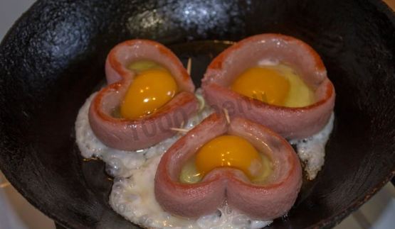 яичница сердечком с сосиской
