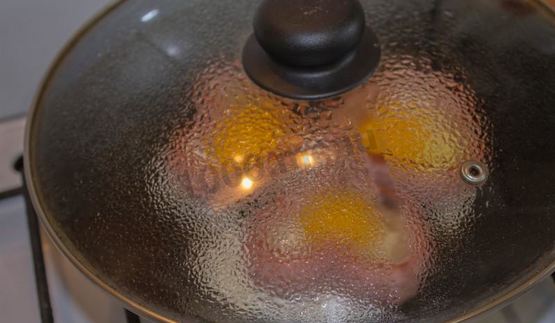 яичница сердечком с сосиской