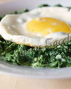 Яичница со шпинатом