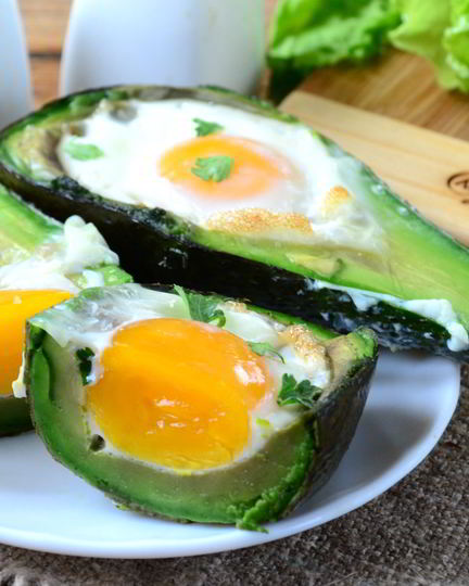 Рецепт яичницы в авокадо