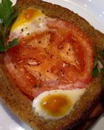 Яичница в хлебе с помидорами