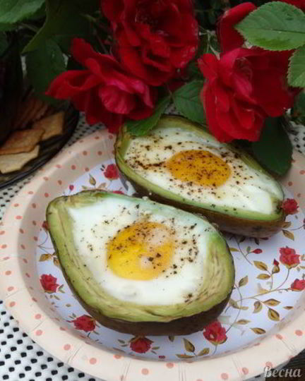 Рецепт яичницы в лодочке авокадо