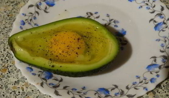 яичница в лодочке авокадо