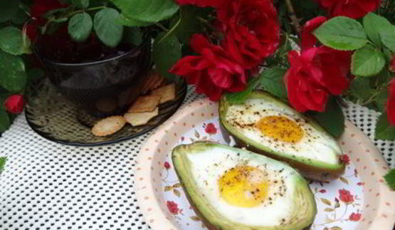 яичница в лодочке авокадо