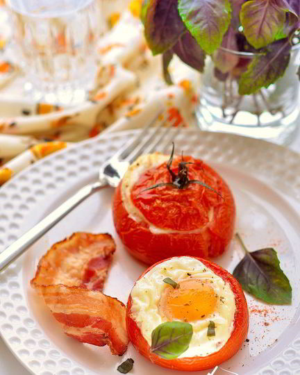 Рецепт яичницы в помидорах