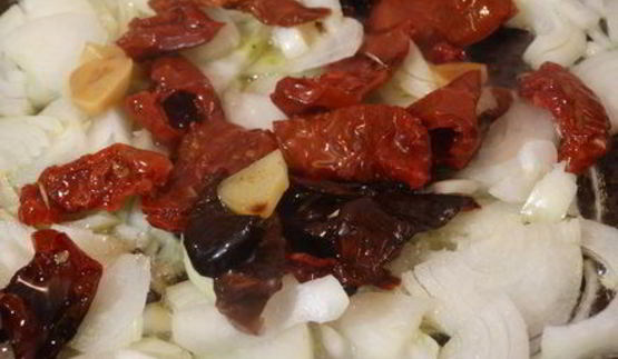 запечённая глазунья с вялеными томатами