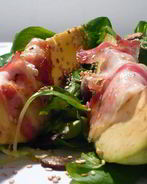 Закуска из авокадо, фаршированного мягким козьим сыром, с прошутто на подушке из полевого салата
