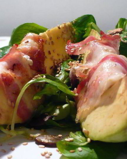 Рецепт закуски из авокадо, фаршированного мягким козьим сыром, с прошутто на подушке из полевого салата
