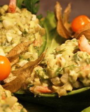 Закуска из авокадо, груши и креветок