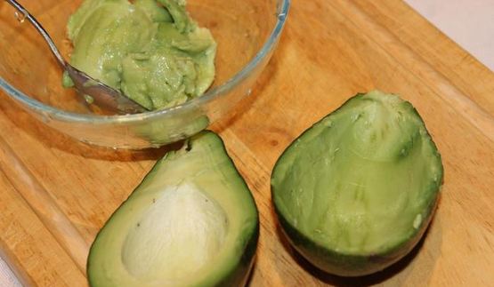 закуска из авокадо, груши и креветок