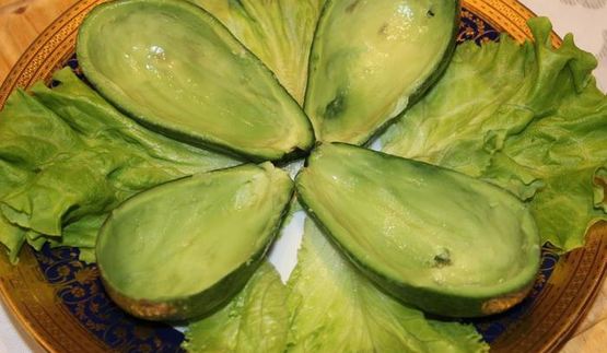 закуска из авокадо, груши и креветок