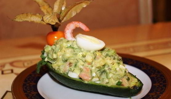 закуска из авокадо, груши и креветок