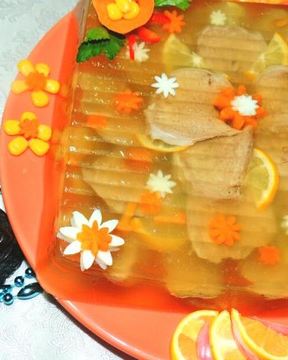 Заливное из телячьих языков с маринованными опятами