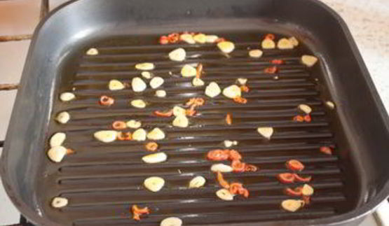 жареный сулугуни с острым перцем и чесноком