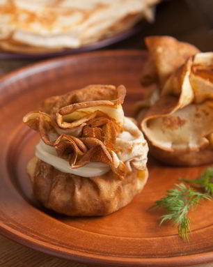 Блинные мешочки с жюльеном из курицы и грибов