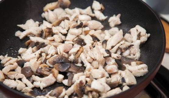 блинные мешочки с жюльеном из курицы и грибов