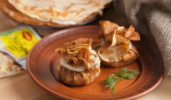 блинные мешочки с жюльеном из курицы и грибов